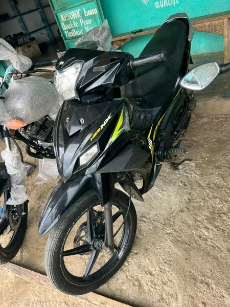 Moto sportive noire puissante