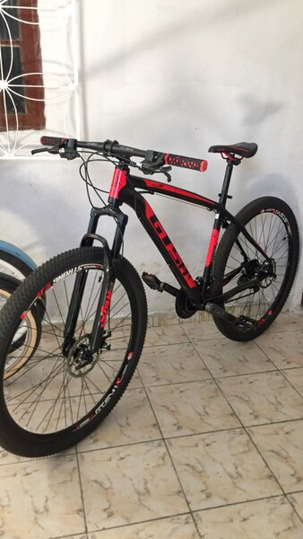 Vélo VTT noir et rouge