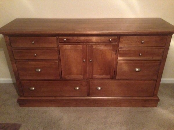 Commode en bois massif élégant