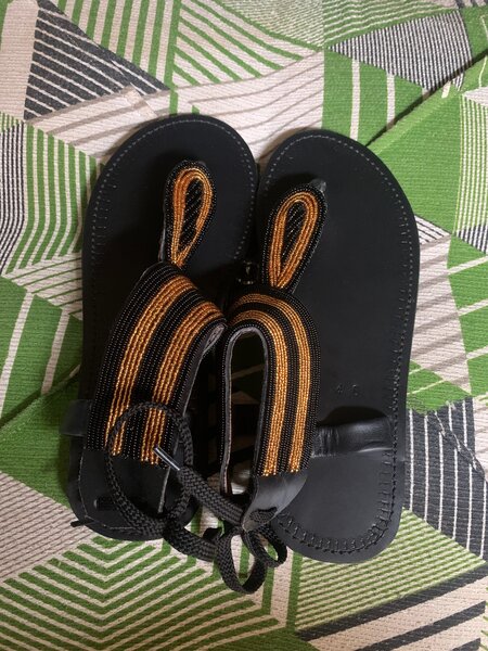 Collier perlé et sandales bohèmes