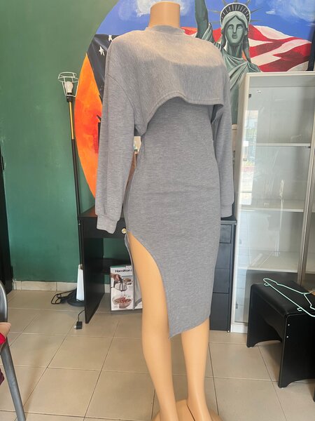 Robe grise élégante fendue