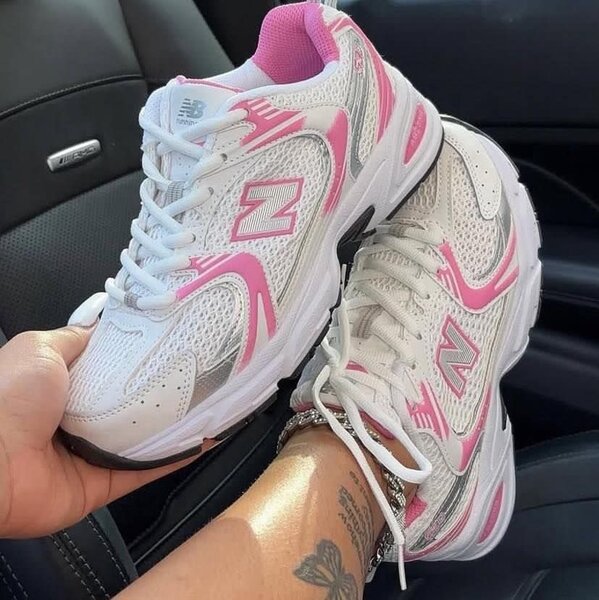 Baskets de sport blanches et roses