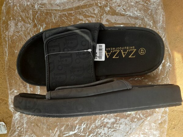 Claquettes noires confortables