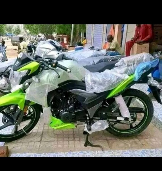 Nouvelle moto verte et grise