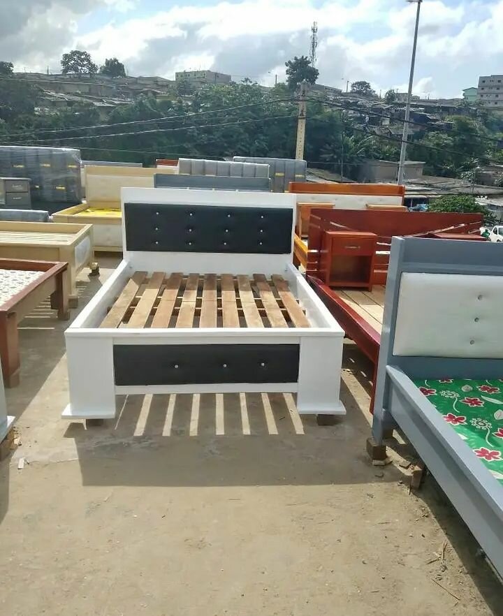 Lit Double avec Tête de Lit - Design Moderne