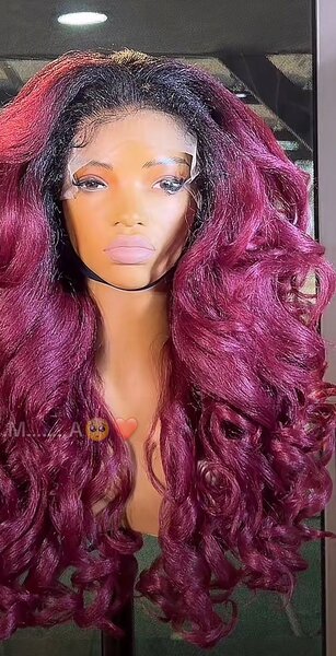 Perruque en dentelle bouclée