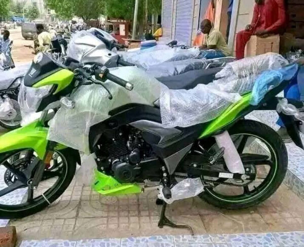 Moto sportive verte puissante