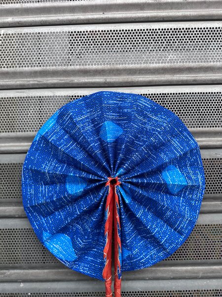 Éventail pliant coloré artisanal