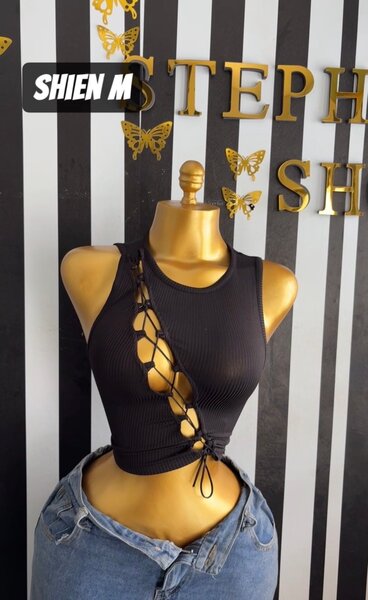 Top noir avec design ajouré