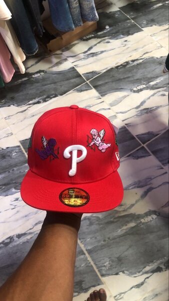 Casquette rouge brodée