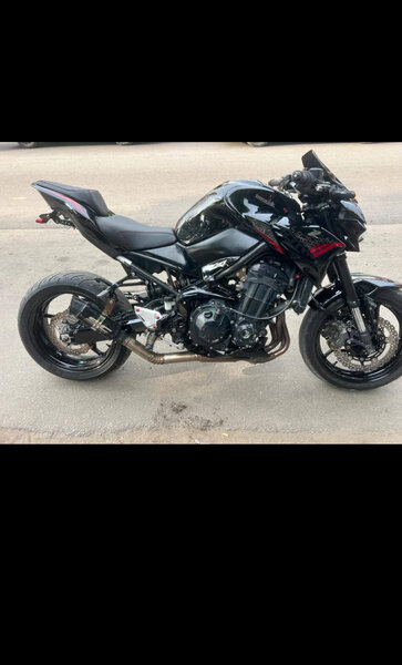 Moto sportive noire puissante