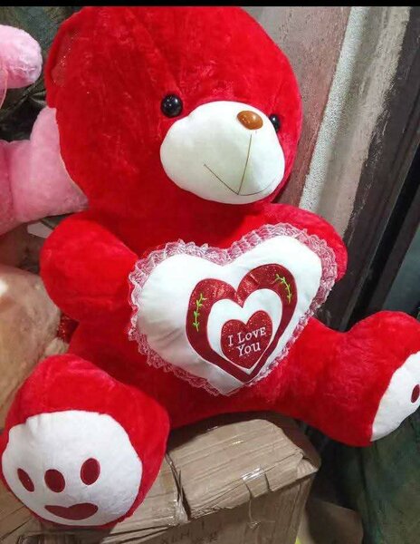 Ours en peluche rouge avec cœur