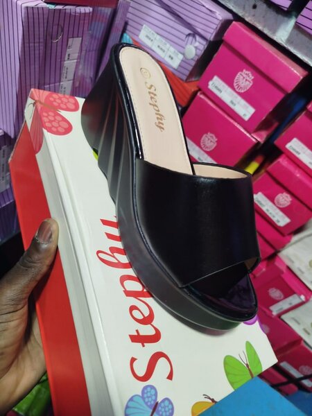 Sandales à talon compensé