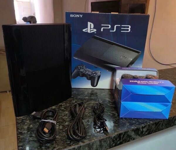 Console Sony PS3 avec manettes et accessoires