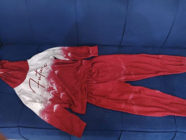 Sweat à capuche rouge et pantalon