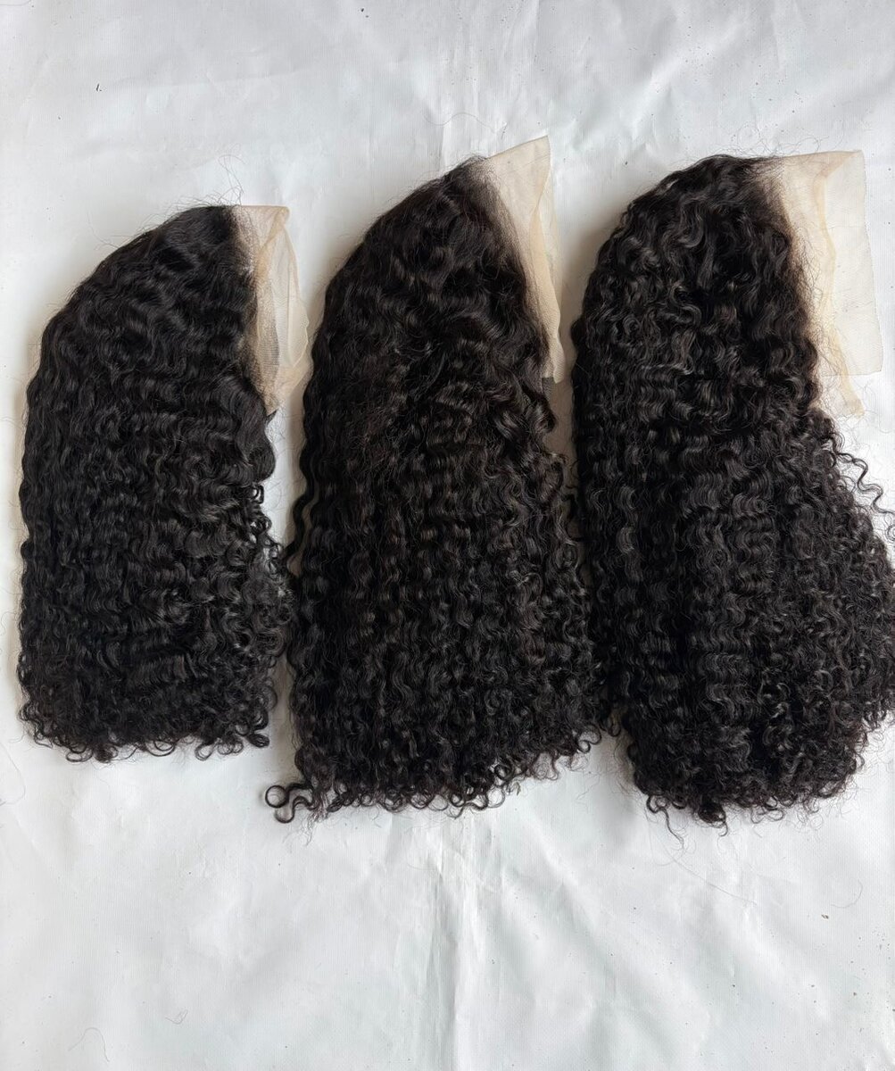 Perruques en dentelle bouclées