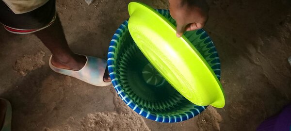 Bassine ave couver multicolore