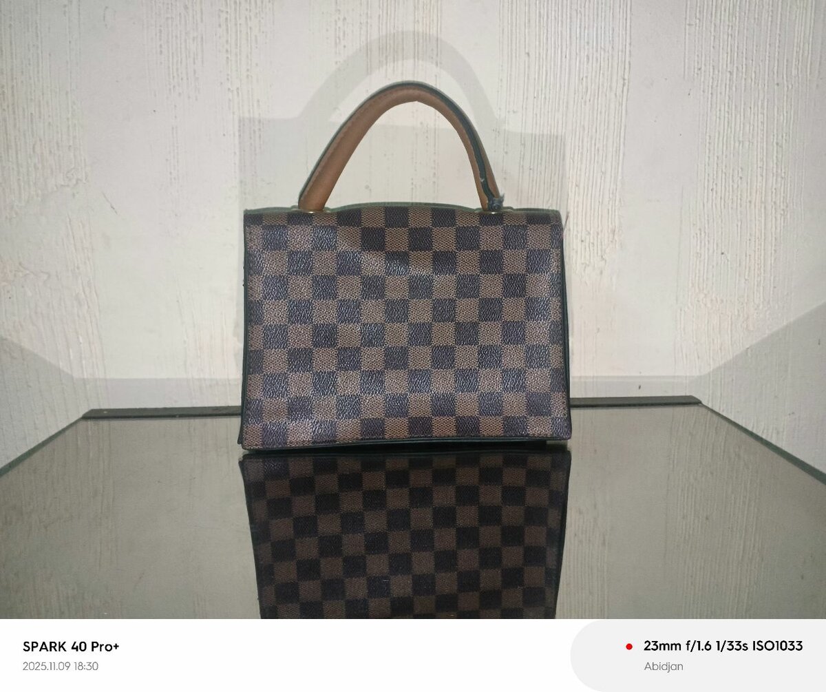 Sac à main élégant damier