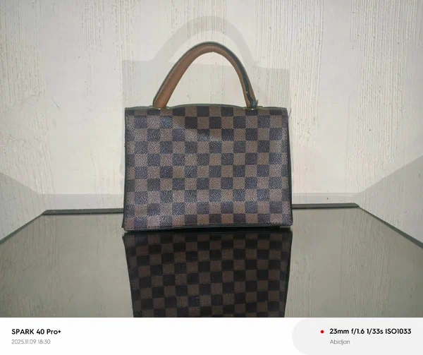 Sac à main élégant damier