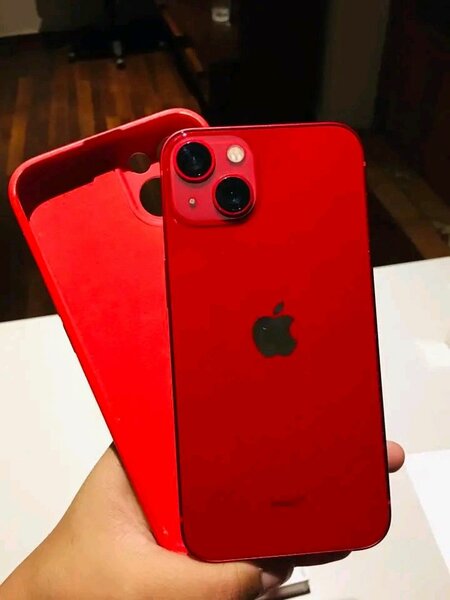 iPhone rouge avec coque