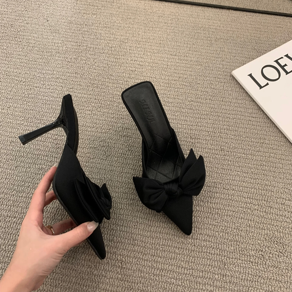 Mules noires à talons nœud