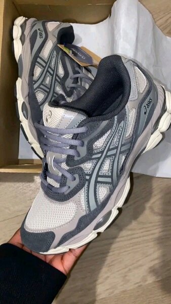 Chaussures de sport ASICS grises