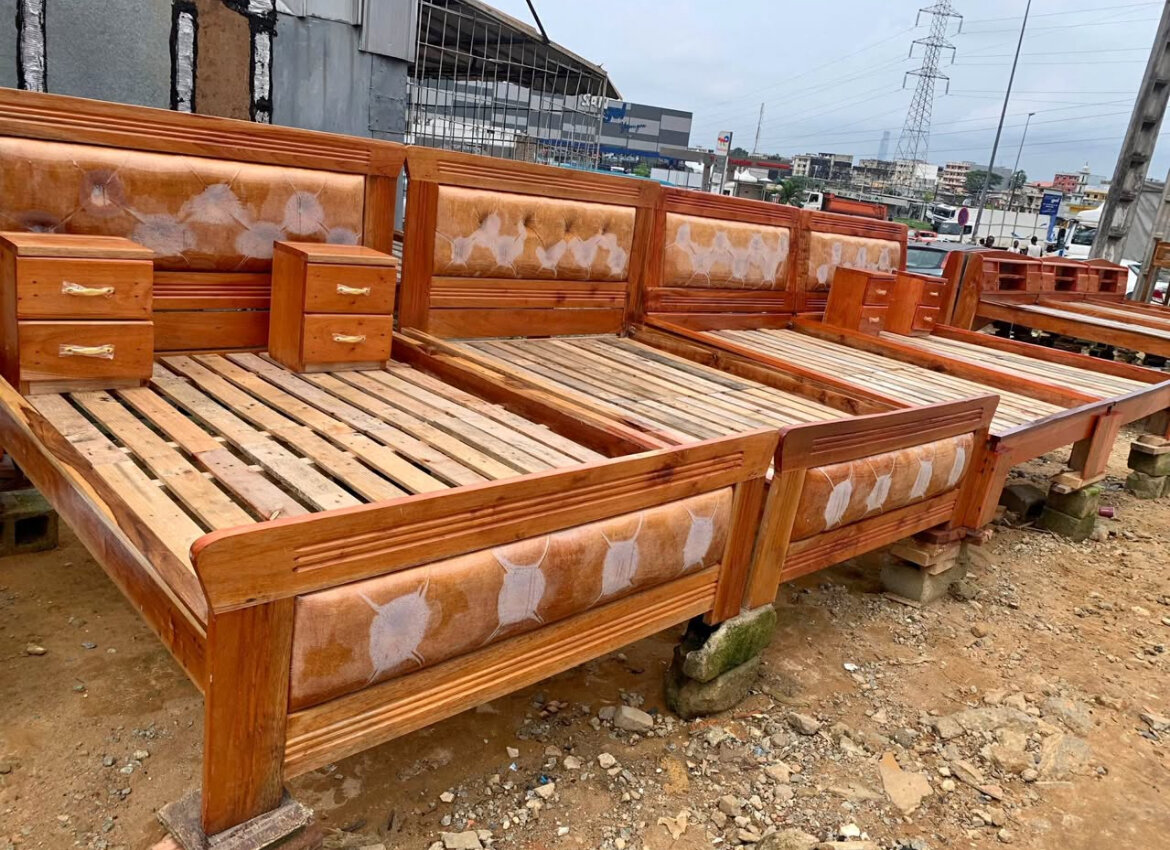 Lit en bois avec tiroirs