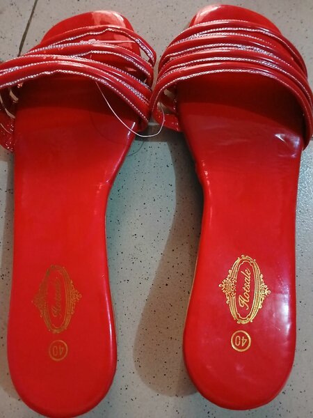 Sandales rouges brillance femme