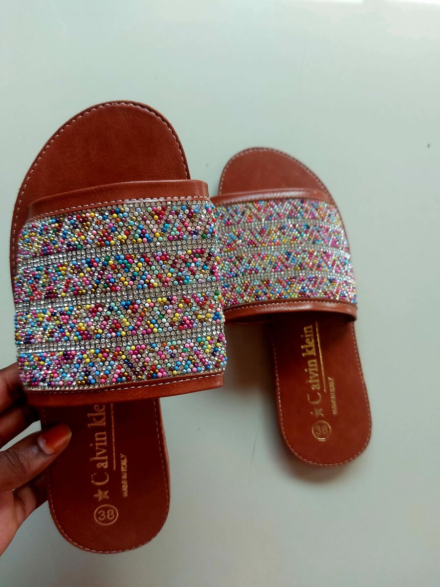 Sandales en cuir perlées