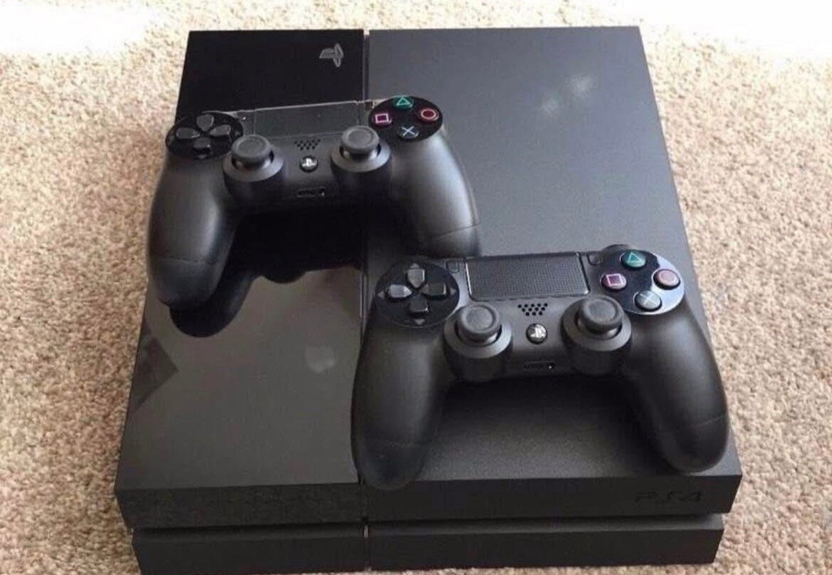 Console PS4 avec manettes