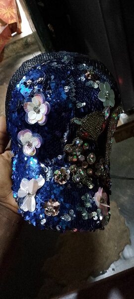 Casquette à paillettes florales