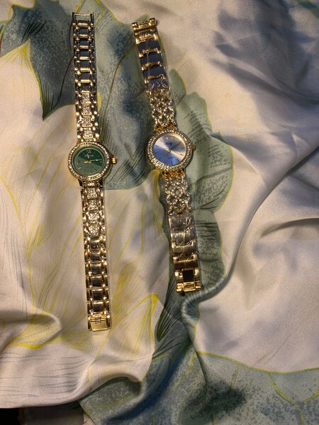 Montres élégantes en or