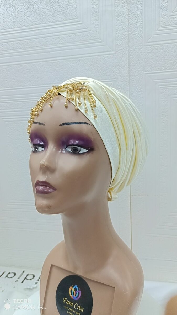 Turban élégant doré perles