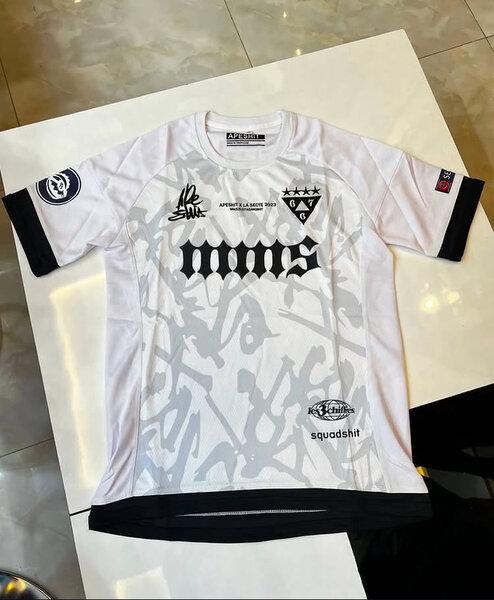 T-shirt esport blanc et noir