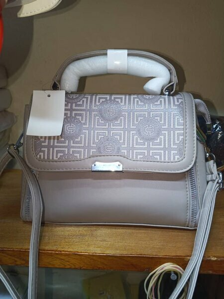 Sac à main taupe motif géométrique