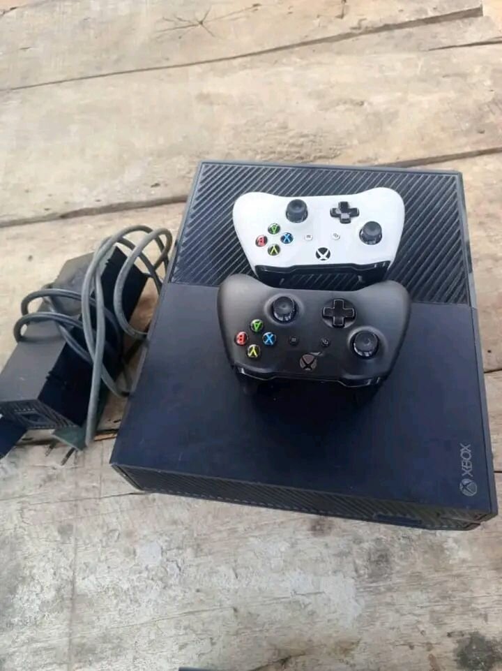 Console de jeu Xbox avec manettes