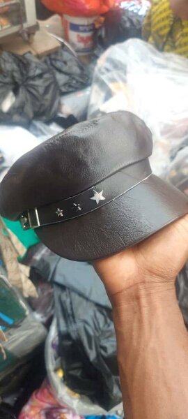 Casquette en cuir étoilée