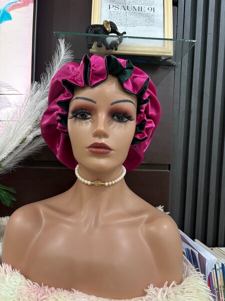 Bonnet en satin réversible