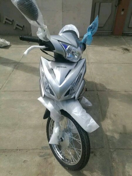 Moto Honda élégante argent