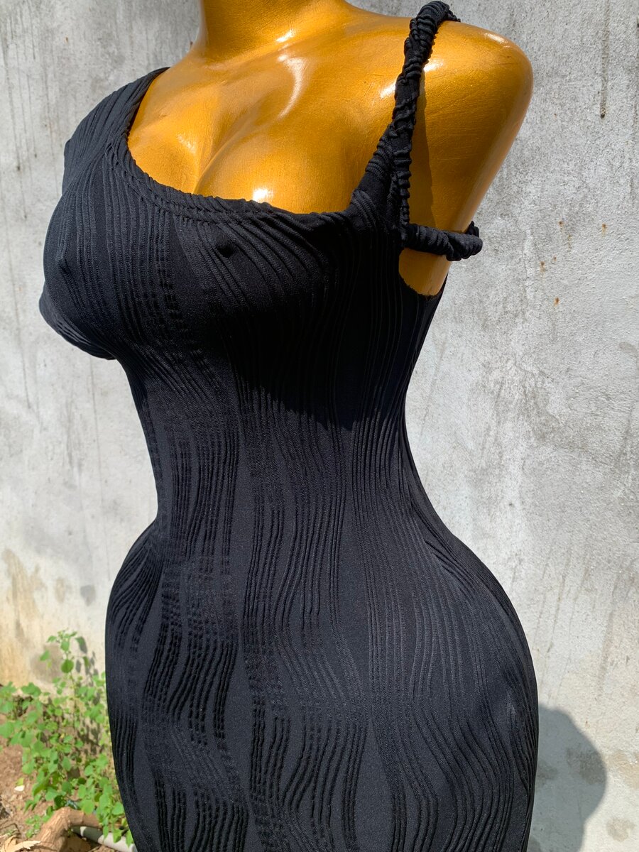 Robe Noire Asymétrique Élégante