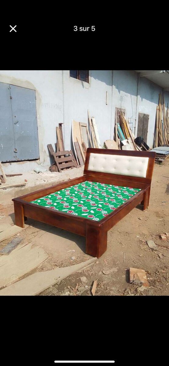 Lit double en bois robuste