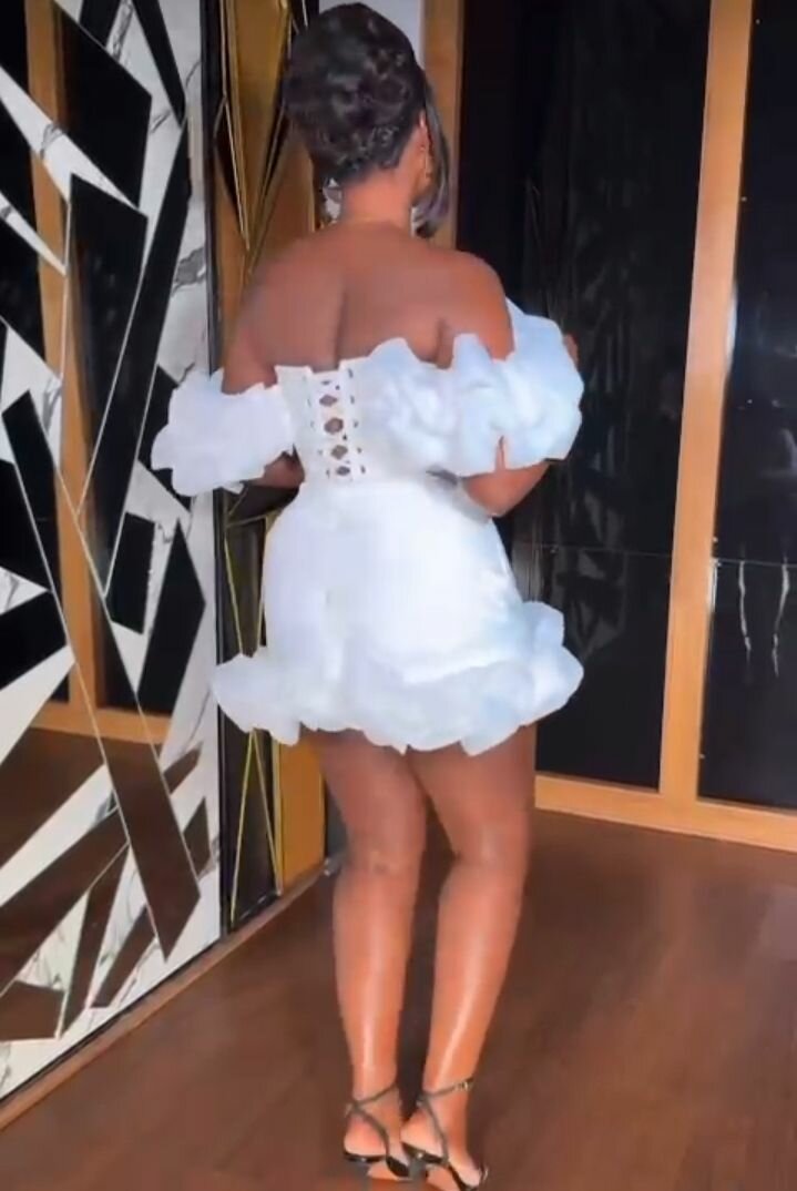 Robe cocktail épaules dénudées