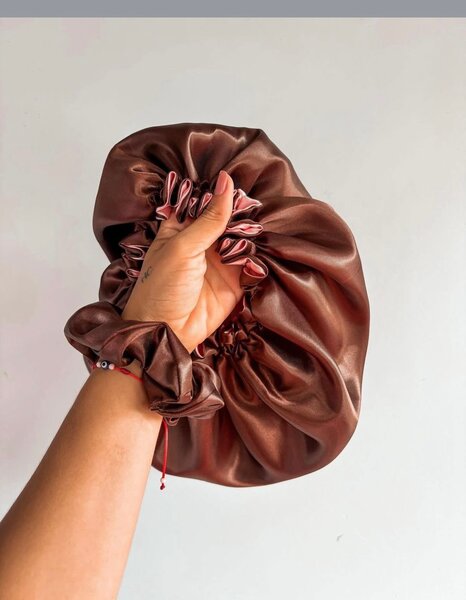 Bonnet en satin coloré