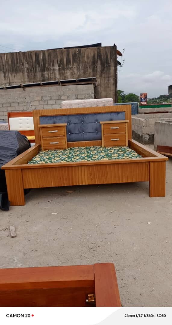 Lit double en bois moderne