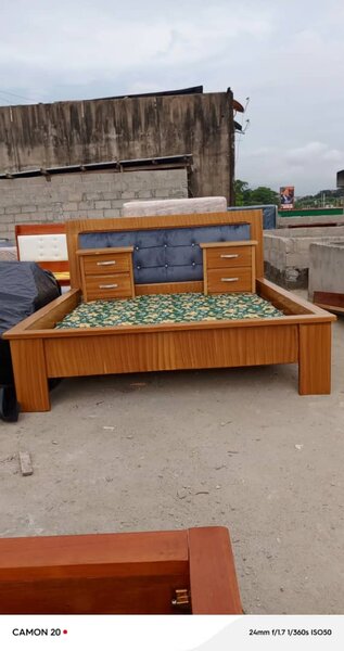 Lit double en bois moderne