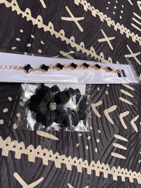 Bracelet et boucles dorées