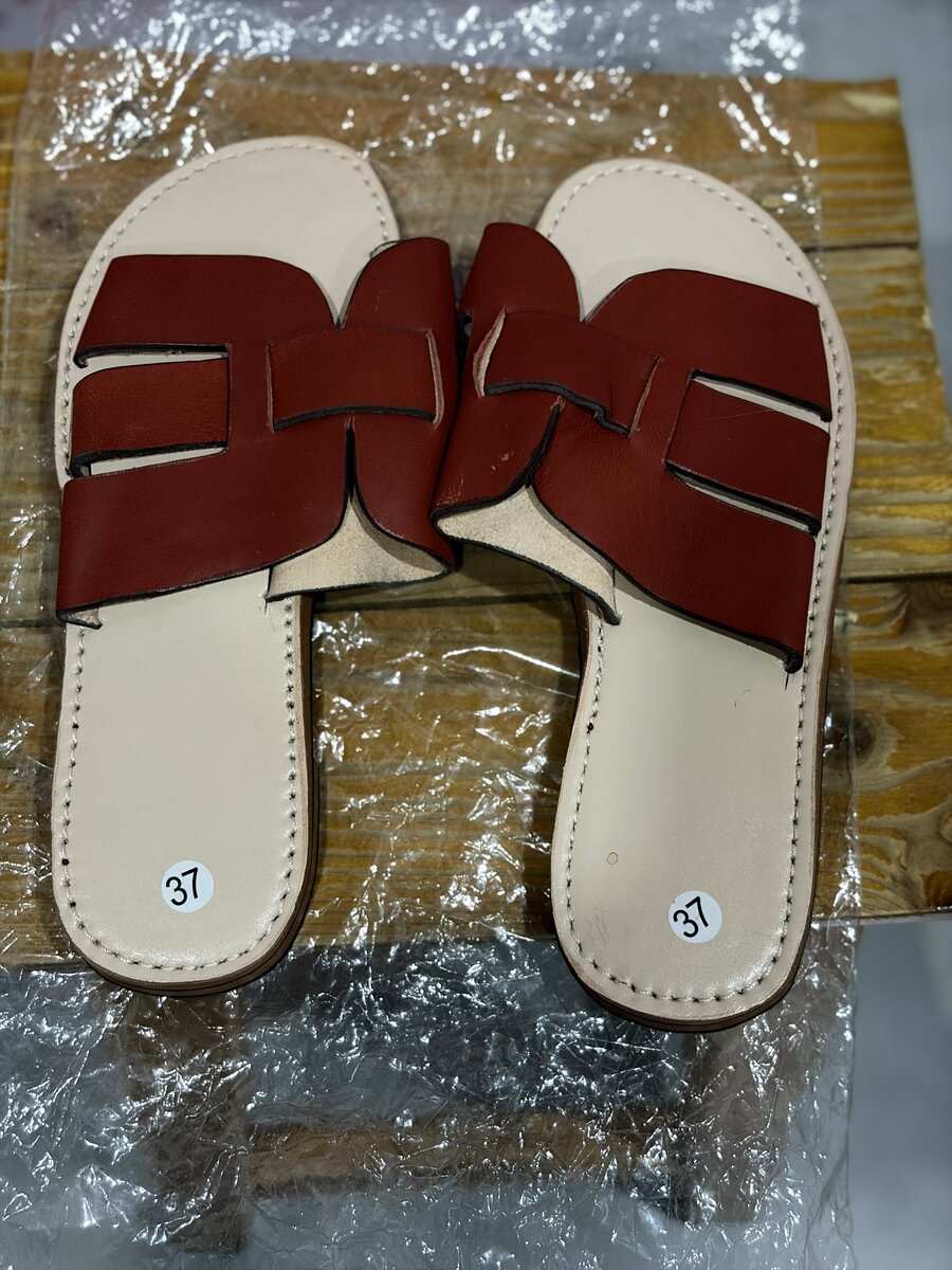 Sandales en cuir rouge élégant