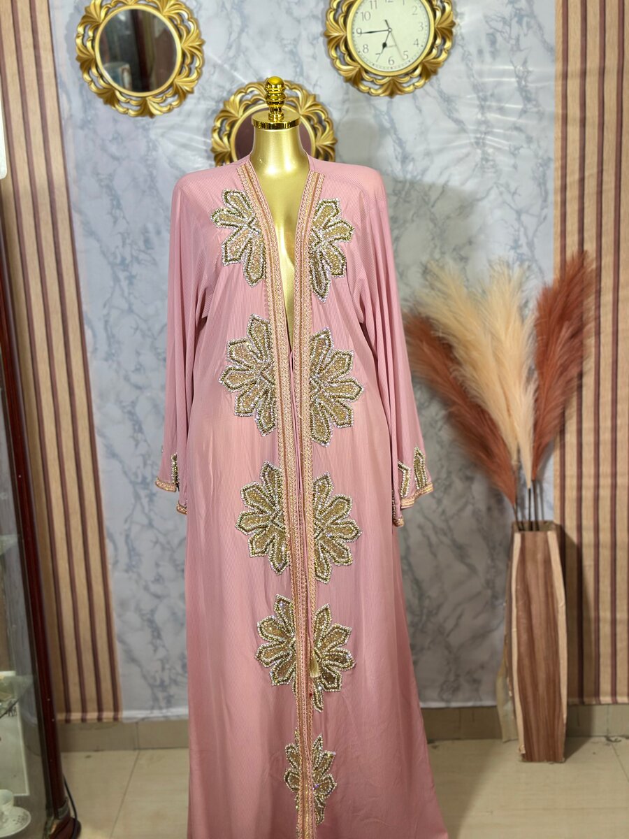 Caftan Rose Élégant Brodé