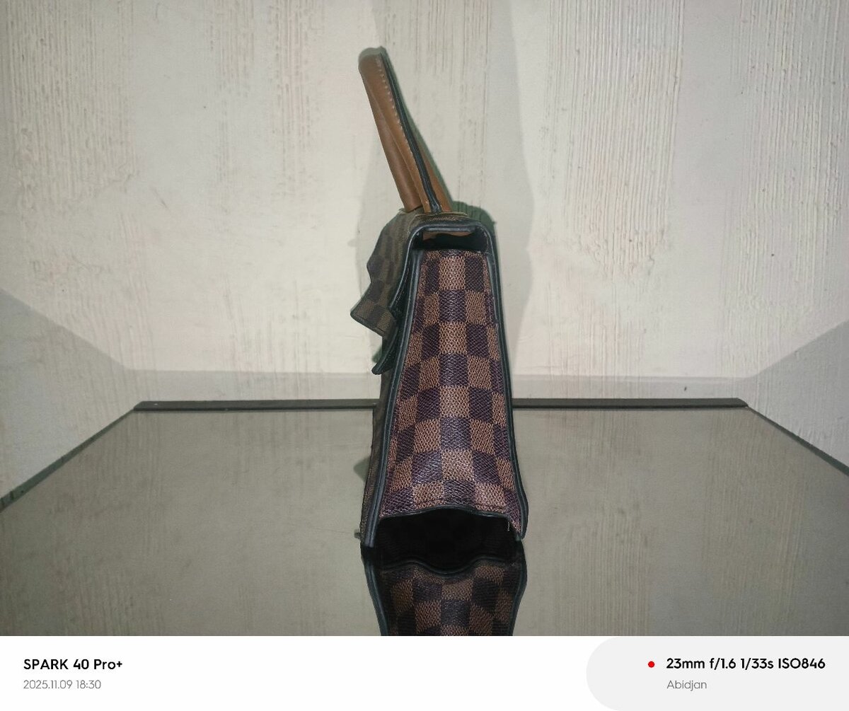 Sac à main élégant damier