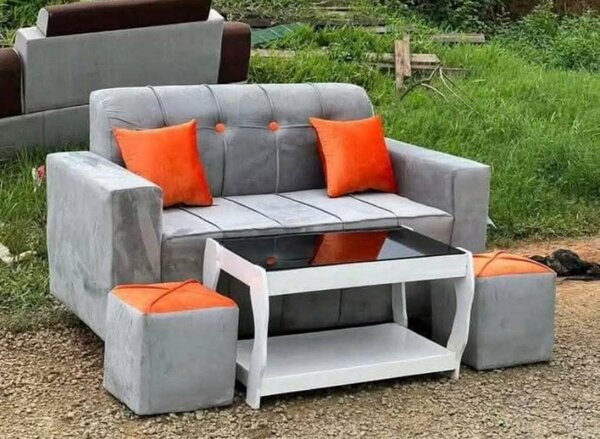 Canapé gris avec ottomans orange